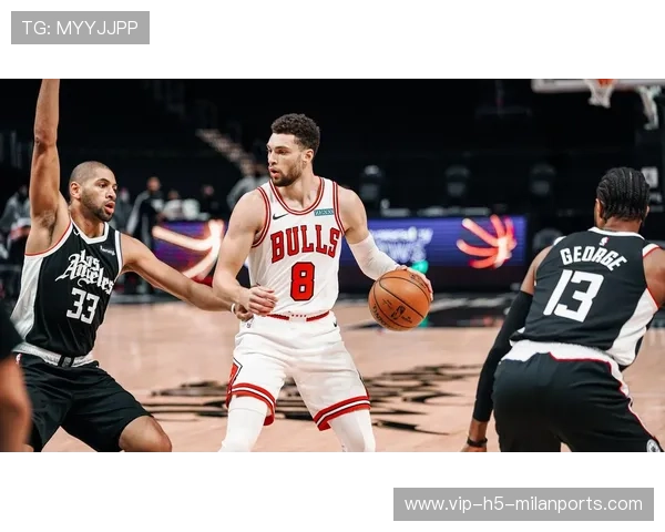 拉文飞身滑翔灌篮点燃全场热潮