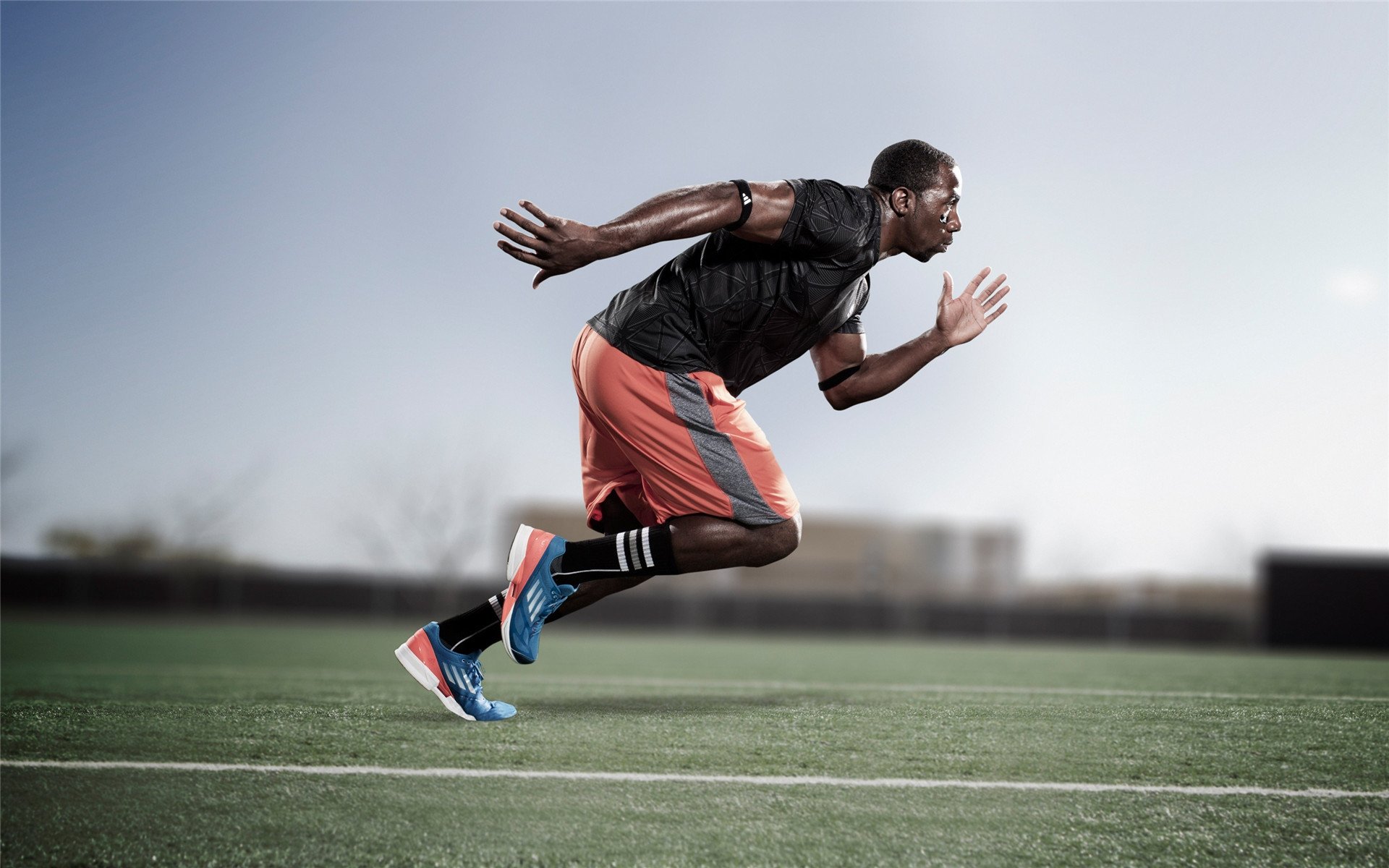 “安赫尔·巴尔博萨的快节奏进攻与精湛技巧，帮助美洲狮队领先对手”